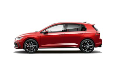 Roter VW Golf GTI Seitenansicht auf weißem Hintergrund, präsentiert von Volkswagen Zentrum Passau.