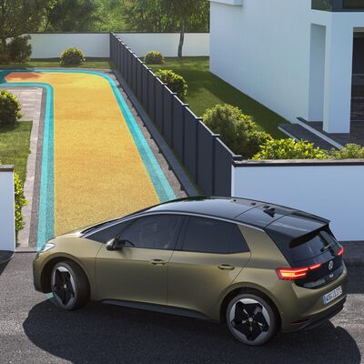 Ein modernes Volkswagen-Fahrzeug parkt vor einem stilvollen Haus mit gepflegtem Gartenweg. Škoda Auto Röhr.