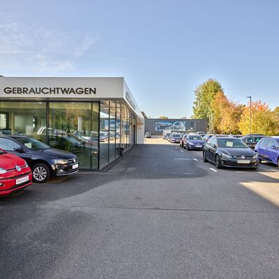 Mehrere Autos sind vor dem Auto Röhr Gebrauchtwagenzentrum geparkt