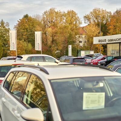 Mehrere Autos stehen auf dem Parkplatz von Auto Röhr Gebrauchtwagen