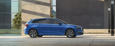 Blauer Škoda Scala steht stilvoll in einem modernen, offenen Parkhaus. | Škoda Auto Röhr