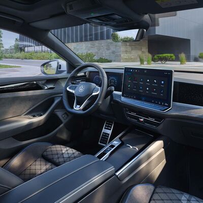 Innenansicht des neuen Volkswagen Passat mit modernem Cockpit und großem Display. Volkswagen Zentrum Passau.