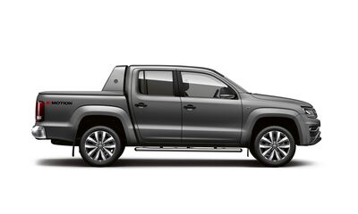Grauer Volkswagen Amarok Pickup seitlich, zeigt das robuste Design. Erhältlich bei Volkswagen Zentrum Passau.