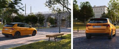 Ein oranger Škoda Fabia fährt auf einer gepflasterten Straße in einer urbanen Parkumgebung. Škoda Auto Röhr.