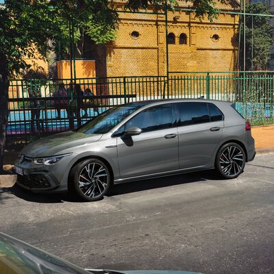 Graues Auto auf der Straße vor einem dekorativen Backsteingebäude. Škoda Auto Röhr.