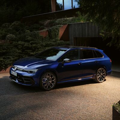Der elegante blaue Golf R Variant steht vor einer modernen Architektur, ideal für das Auto Röhr Erlebnis.