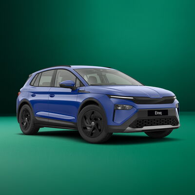 Der neue Škoda Elroq in Blau präsentiert sich auf grünem Hintergrund – ideal für Auto Röhr. | © Erich Röhr GmbH & Co. KG