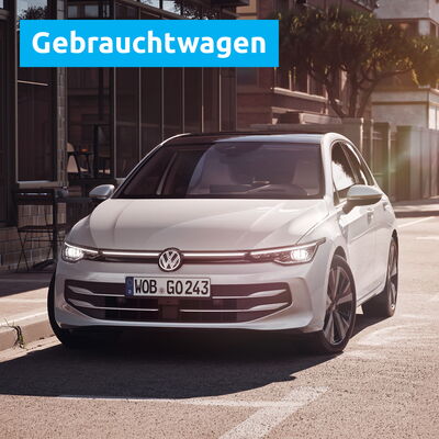 Ein moderner Volkswagen Gebrauchtwagen steht vor einem Café, bereit für eine Probefahrt bei Auto Röhr. | © Erich Röhr GmbH & Co. KG