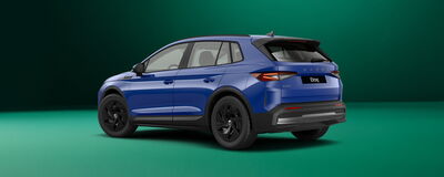 Der Škoda Elroq präsentiert sich in strahlendem Blau vor einem grünen Hintergrund. | © Erich Röhr GmbH & Co. KG