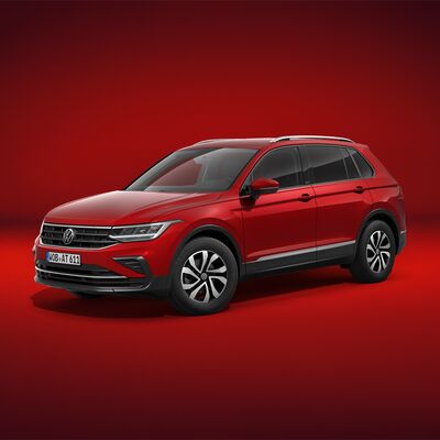 Roter Volkswagen Tiguan auf rotem Hintergrund, präsentiert von Volkswagen Zentrum Passau.