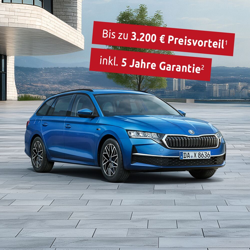 Ein blauer Škoda Octavia steht vor einem modernen Gebäude, beworben mit einem Preisvorteil und fünf Jahren Garantie.