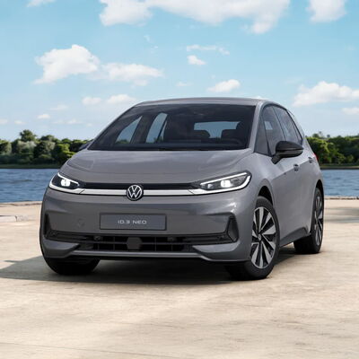Der Volkswagen ID.3 Neo steht vor einer malerischen Kulisse am Wasser und repräsentiert die Innovation von Auto Röhr.
