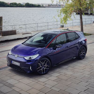 Der elegante Volkswagen ID.3 GTX steht am Ufer, präsentiert von Auto Röhr in Passau.