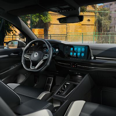 Innenraum eines modernen Volkswagen mit digitalem Display und Lenkrad, aufgenommen im Oktober 2022. Volkswagen Zentrum Passau.