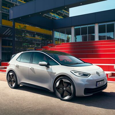 Ein weißer Volkswagen ID.3 steht vor roten Treppenstufen. Erhältlich bei Auto Röhr.