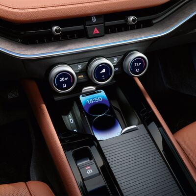 Auto-Innenraum mit moderner Mittelkonsole, Klimaregler und Smartphone. Škoda Auto Röhr.