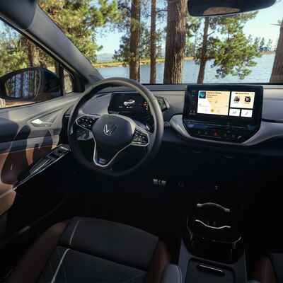 Innenraum eines Volkswagen mit Blick auf das Lenkrad und das Infotainment-Display. Škoda Auto Röhr.