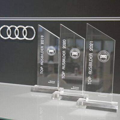 Drei Auszeichnungen als "Top Ausbilder" von 2019 bis 2021 stehen vor dem Audi-Logo im Audi Zentrum Passau.
