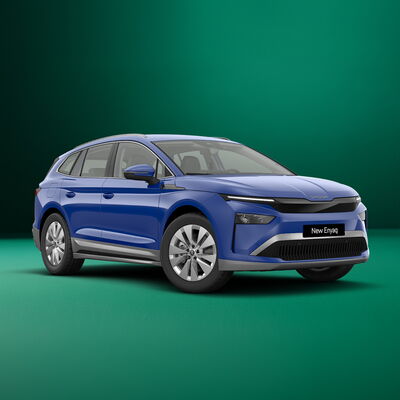Der Škoda Enyaq in Blau präsentiert sich modern vor einem grünen Hintergrund | © Erich Röhr GmbH & Co. KG.