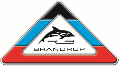 Dreieckiges Brandrup-Logo mit einem springenden Delfin. Škoda Auto Röhr.