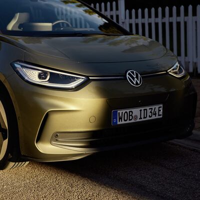 Frontansicht eines Volkswagen ID.3 in der Abenddämmerung. Kennzeichen WOB ID34E. Auto Röhr.