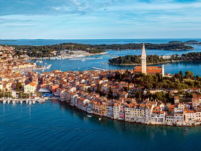 Luftaufnahme von Rovinj mit malerischer Altstadt und Küstenlandschaft. Perfekt für Erich Röhr GmbH & Co. KG.