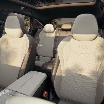 Innenraum eines modernen Autos mit hellen Sitzen und Panoramadach, präsentiert von Auto Röhr.