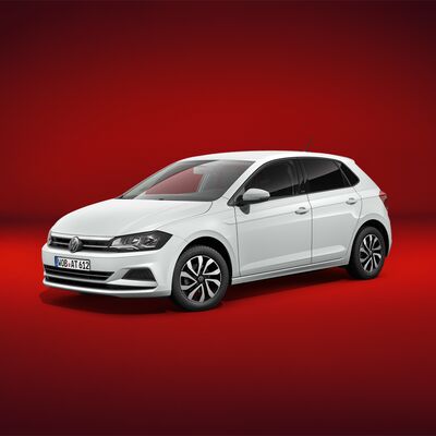 Weißer Volkswagen Polo auf rotem Hintergrund präsentiert von Škoda Auto Röhr.