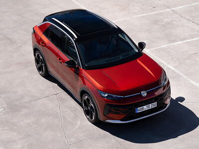 Ein roter Volkswagen SUV steht auf einem Parkplatz, ideal für die Kunden von Auto Röhr und Erich Röhr GmbH & Co. KG.