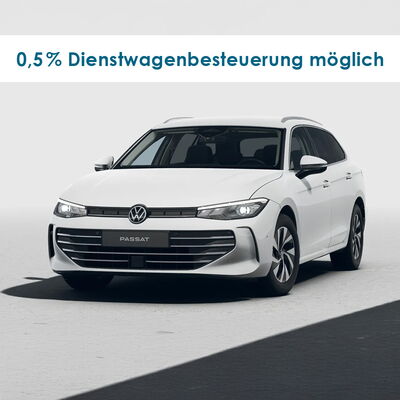 Der neue Volkswagen Passat in Weiß präsentiert sich elegant und modern im Auto Röhr Showroom.