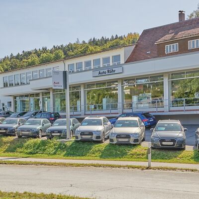 Auto Röhr Grafenau Firmengebäude mit Fahrzeugen von dem Gebäude