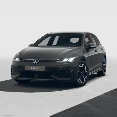 Der elegante Volkswagen Golf R-Line steht bereit und strahlt sportlichen Charme unter dem Logo von Auto Röhr aus.