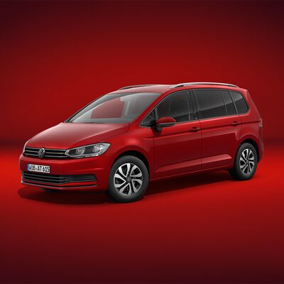 Roter Volkswagen Touran auf rotem Hintergrund, präsentiert von Erich Röhr GmbH & Co. KG.