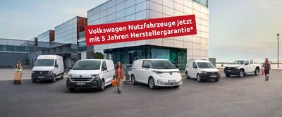 Volkswagen Nutzfahrzeuge vor einem modernen Gebäude, Menschen mit Paketen. Erich Röhr GmbH & Co. KG.