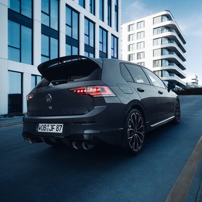 Ein sportlicher Volkswagen Golf R steht vor modernen Gebäuden und zieht die Blicke auf sich, ideal für Audi Zentrum Passau.