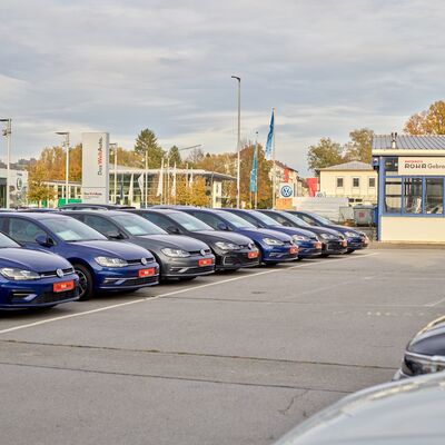 Parkplatz mit VW Autos