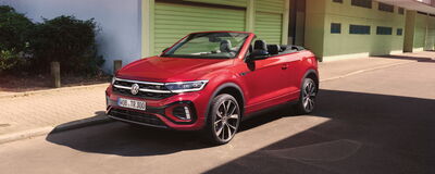Ein rotes Volkswagen Cabrio parkt vor einem farbigen Gebäude bei Auto Röhr in Passau. | © Erich Röhr GmbH & Co. KG