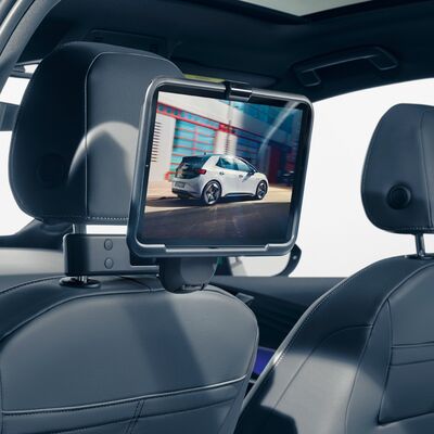 Ein Tablet ist an einer Kopfstütze im Auto montiert, zeigt ein Bild eines fahrenden Autos. Škoda Auto Röhr.