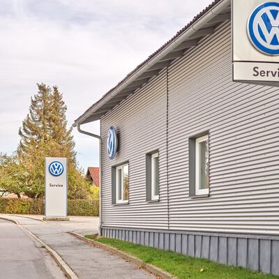 auto röhr tittling Firmengebäude mit Schild Service
