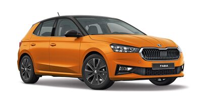 Ein orangefarbener Škoda Fabia vor weißem Hintergrund, präsentiert von Škoda Auto Röhr.