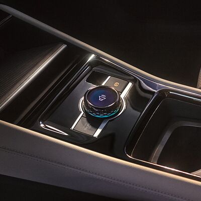 Ein moderner Fahrerlebnisschalter zeigt stilvolle Automobiltechnologie bei Auto Röhr.