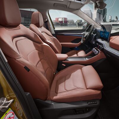 Innenraum eines Autos mit luxuriösen, braunen Ledersitzen und modernem Armaturenbrett | Škoda Auto Röhr.