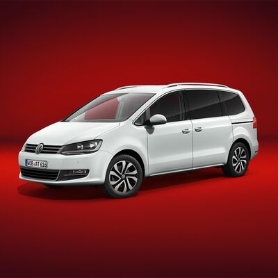 Weißer Volkswagen Sharan auf rotem Hintergrund. Verfügbar bei Volkswagen Zentrum Passau.