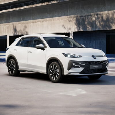 Der moderne Volkswagen T-Roc steht elegant auf einem urbanen Parkplatz, ideal für Auto Röhr und Erich Röhr GmbH & Co. KG.