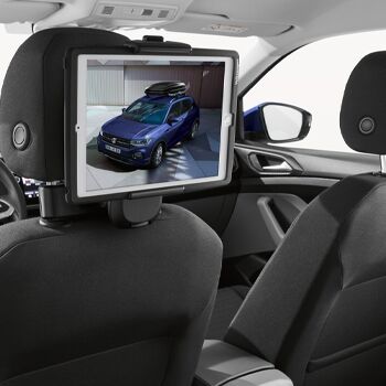 Tablet in Halterung an Auto-Rückseite, zeigt Bild eines blauen Fahrzeugs. Erhältlich bei Škoda Auto Röhr.