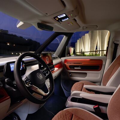 Innenraum eines modernen Volkswagen mit digitalem Cockpit bei Nacht. | Volkswagen Zentrum Passau