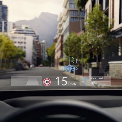 Head-up-Display in einem Auto auf der Straße mit Geschwindigkeitsanzeige und Navigationshinweisen. Škoda Auto Röhr.
