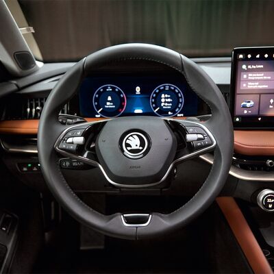 Lenkrad und Armaturenbrett eines Škoda Superb mit modernem Display und Bedienelementen. Škoda Auto Röhr.