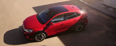 Ein rotes Auto steht auf einem gepflasterten Platz und strahlt im Sonnenlicht bei Erich Röhr GmbH & Co. KG.