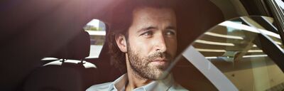 Mann mit nachdenklichem Blick sitzt in einem Auto. Erich Röhr GmbH & Co. KG.